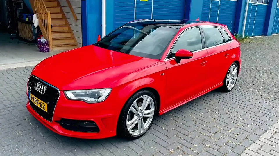 Rode Audi A3 S line buiten voor onze studio