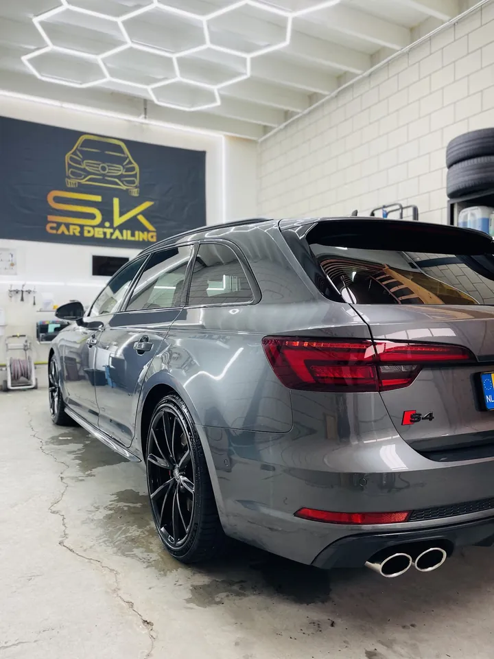 Grijze Audi Avant in onze studio
