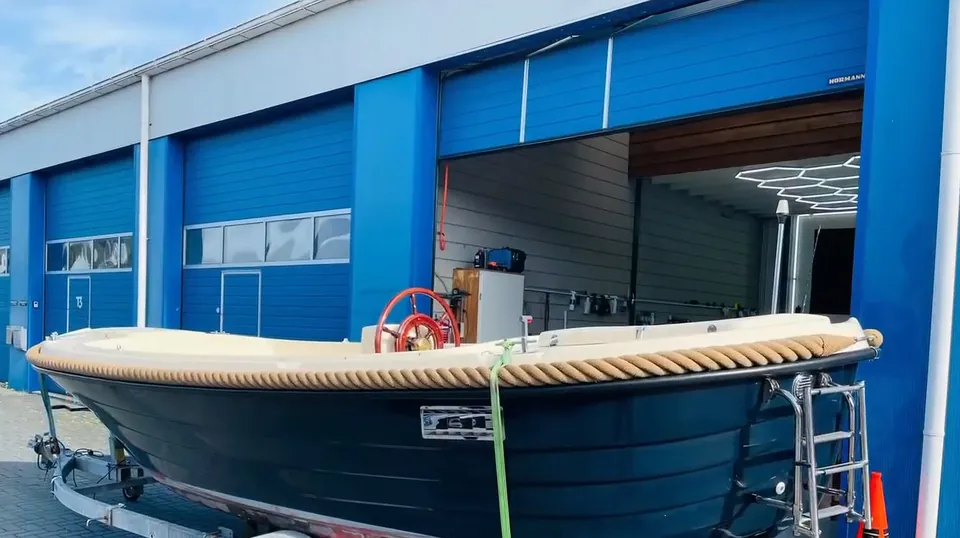 Gerestaureerde sloep op de trailer voor onze studio