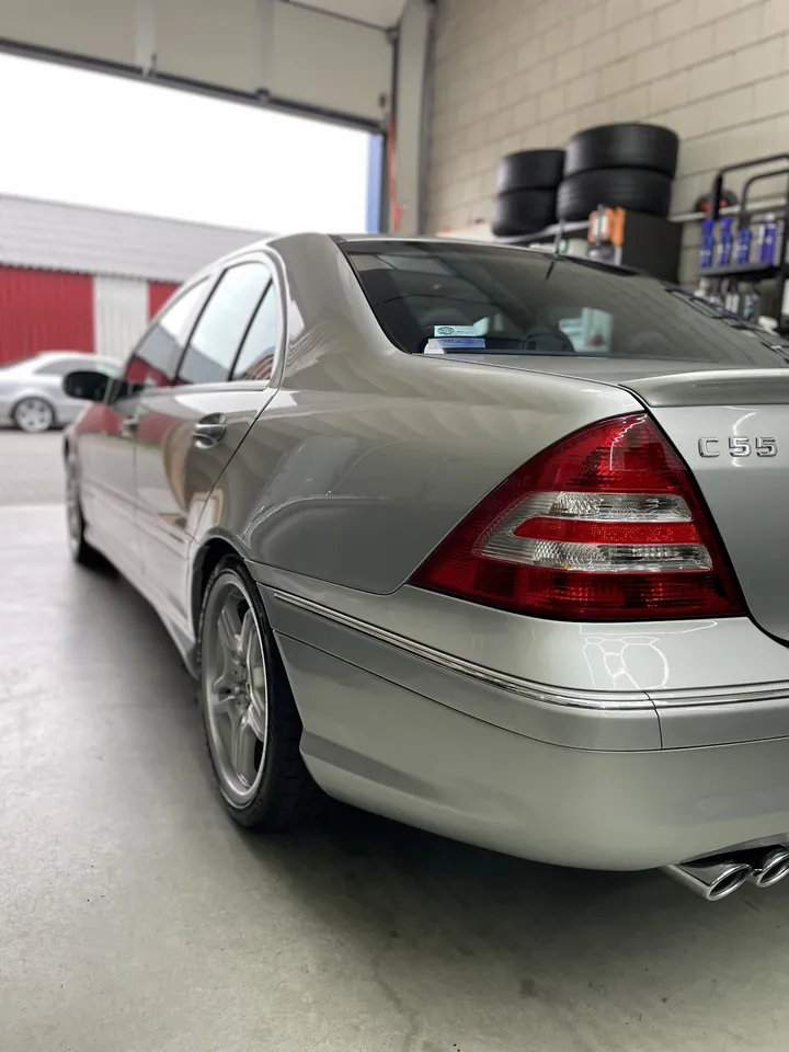 Zilvergrijze Mercedes-Benz C 55 AMG in onze studio