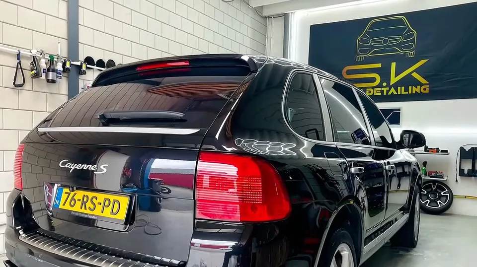 Zwarte Porsche Cayenne S in onze studio
