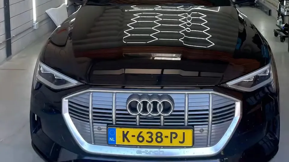 Zwarte Audi e-tron met de hexagonale lampen in de motorkap