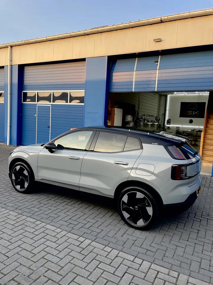 Lichtgrijze Volvo voor de deuren van onze studio