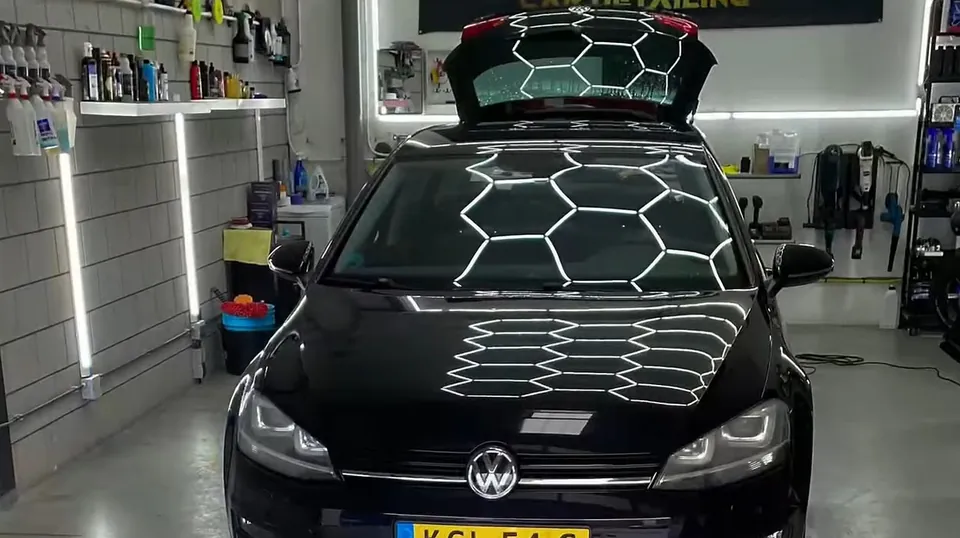 Zwarte Volkswagen Golf 7 na de detailbeurt