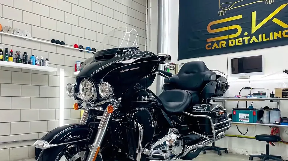 Gepolijste Harley-Davidson in onze studio