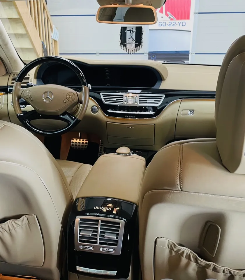 Beige lederen interieur van een Mercedes-Benz S-Klasse