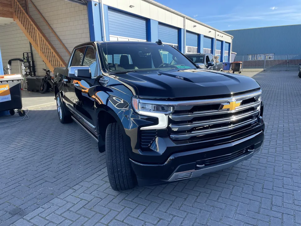 Zwarte Chevrolet pick-up voor onze studio