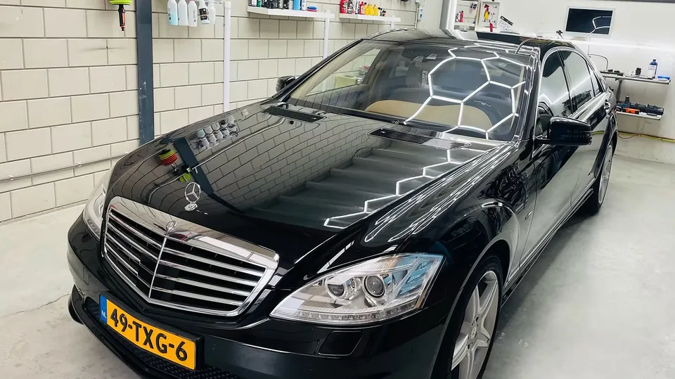 Zwarte Mercedes-Benz S400 Hybrid met keramische coating in onze studio
