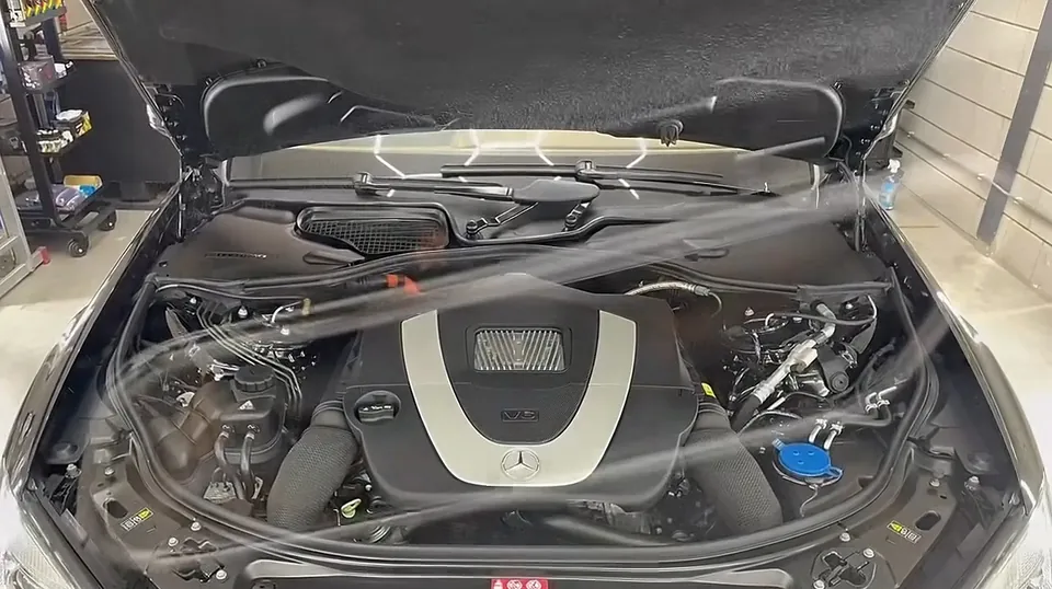 Gereinigde motorruimte van een Mercedes-Benz S500