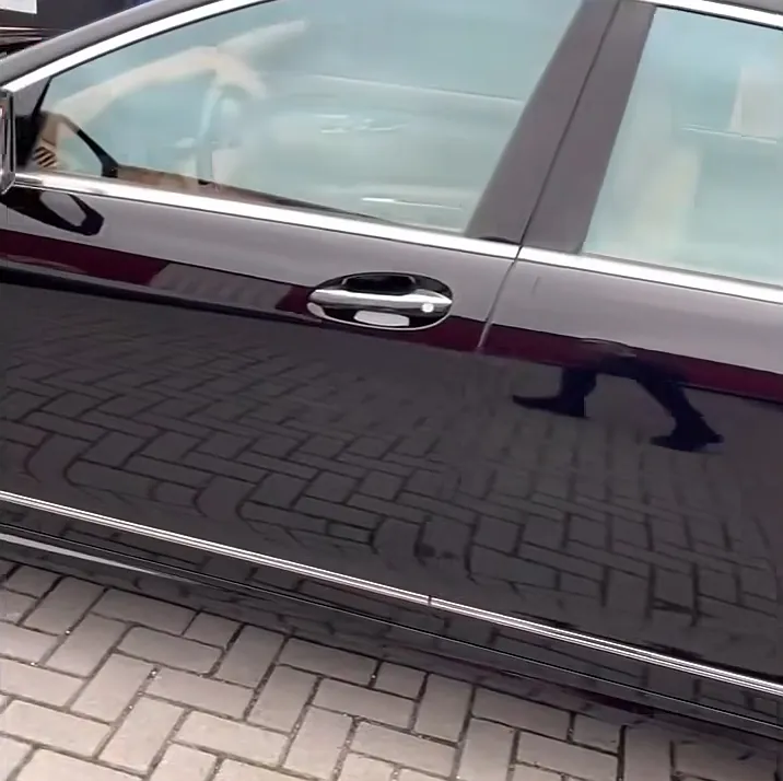 De zwarte lak van de Mercedes-Benz S500 spiegelt na de lakcorrectie