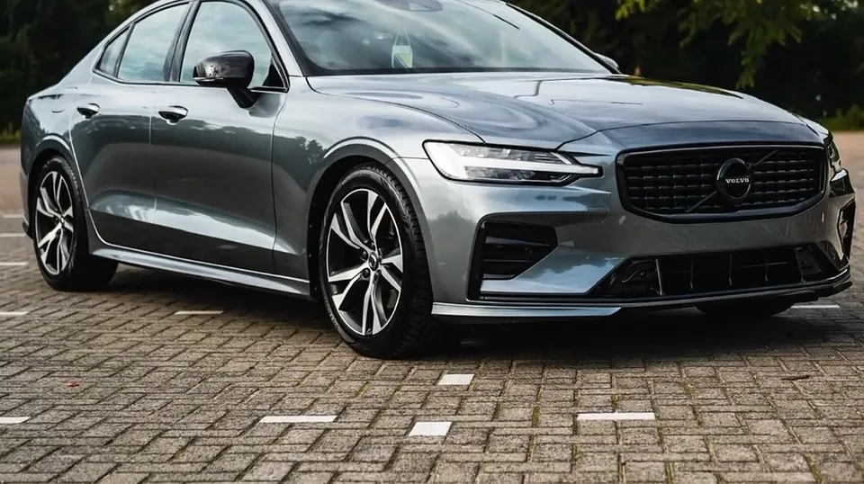 Grijze Volvo S60 met een diepe wetlook