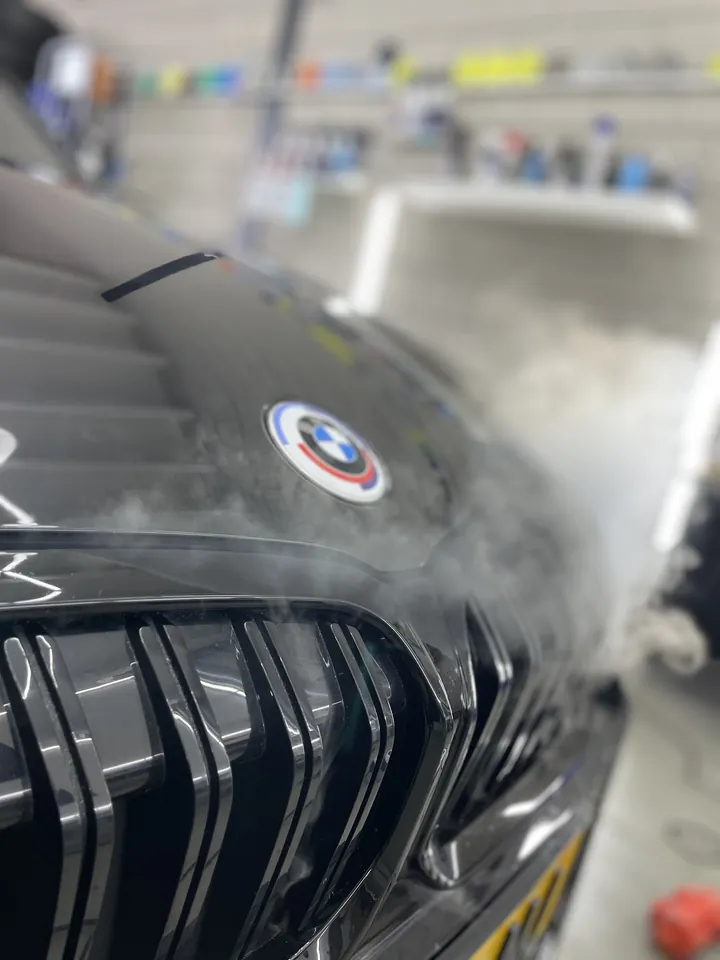Stoomreiniging van een grille