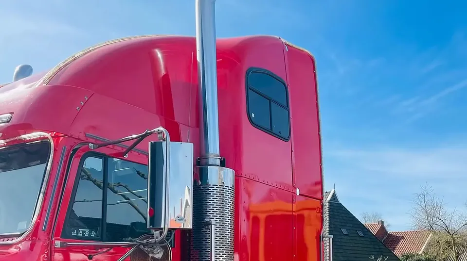 Freightliner met rode reclamewrap