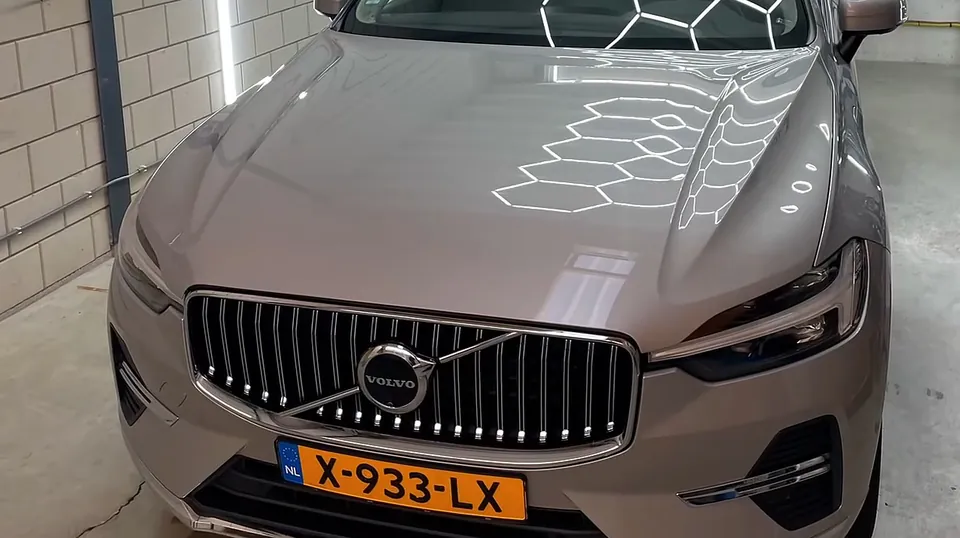 Volvo met de hexagonale lampen gespiegeld in de motorkap
